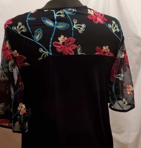 Adorable Top, Medium, Kim & Cami, Beautiful Embroidery - Picture 7 of 7